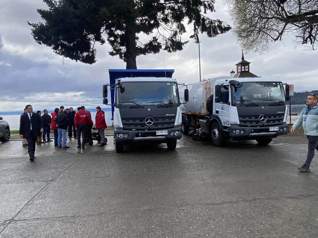 Autoridades municipales y regionales presentan nueva maquinaria en la costanera de Frutillar
