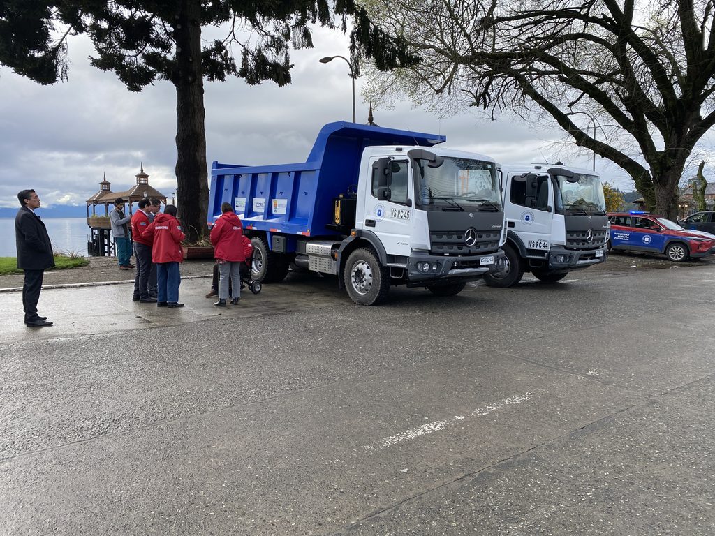 Autoridades municipales y regionales presentan nueva maquinaria en la costanera de Frutillar
