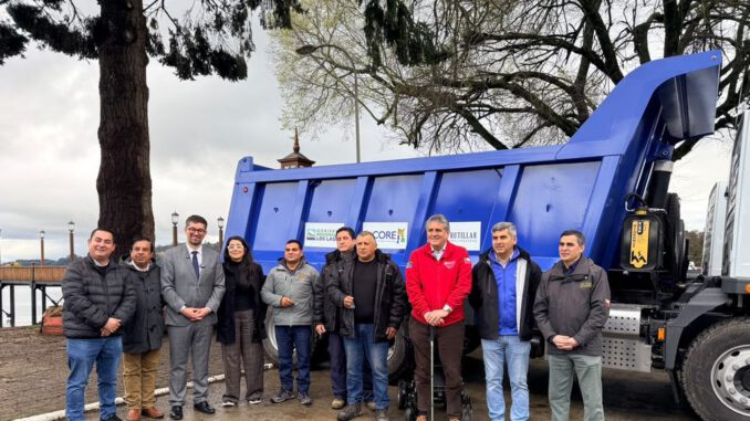 Autoridades municipales y regionales presentan nueva maquinaria en la costanera de Frutillar