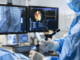 Paciente con problemas cardíacos recibiendo atención médica especializada en un centro clínico