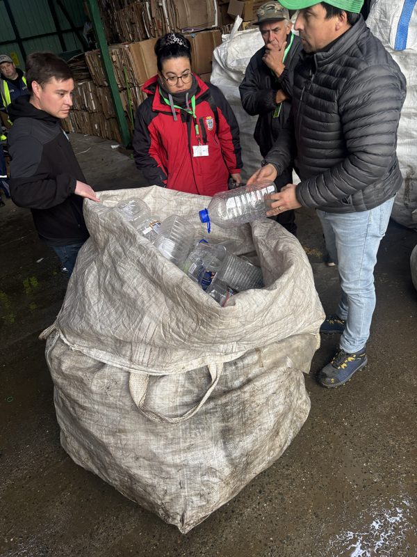 Recicladores de base de Lanco visitando centros de reciclaje en la región de Los Ríos