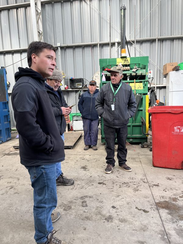 Recicladores de base de Lanco visitando centros de reciclaje en la región de Los Ríos