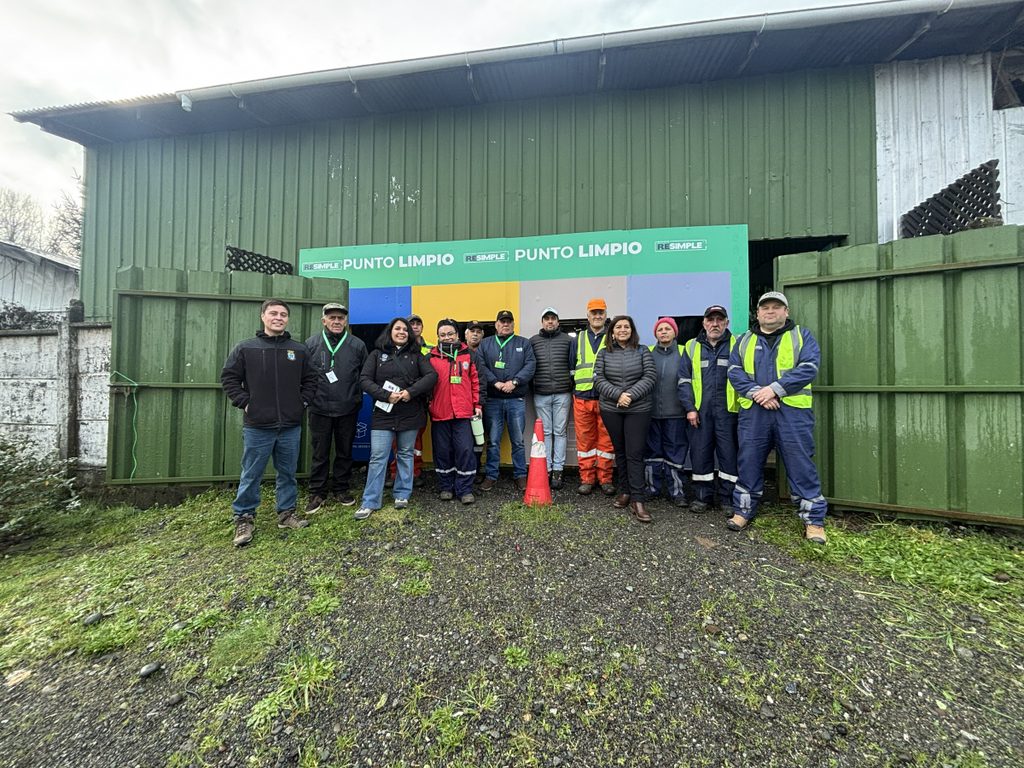 Recicladores de base de Lanco visitando centros de reciclaje en la región de Los Ríos