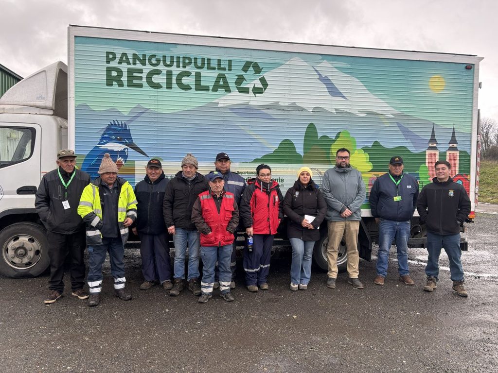 Recicladores de base de Lanco visitando centros de reciclaje en la región de Los Ríos