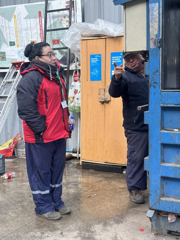 Recicladores de base de Lanco visitando centros de reciclaje en la región de Los Ríos