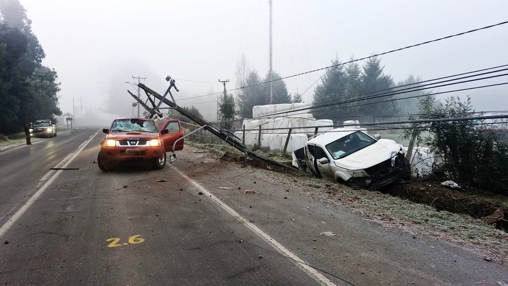 Camión de Saesa realizando reparaciones en un poste eléctrico tras un choque en la vía pública.