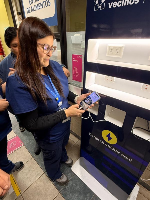 Tótem de carga para celulares instalado por Saesa en el Cesfam Rahue Alto de Osorno para uso de pacientes