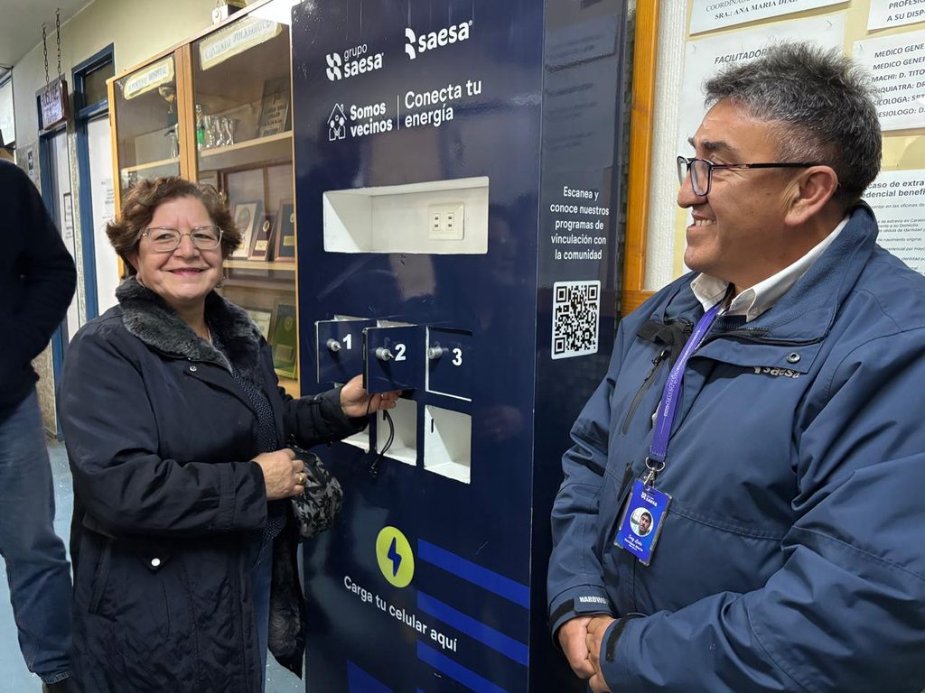 Totem de carga gratuita para telefonos celulares instalado por Saesa en la sala de espera del Hospital de Rio Negro