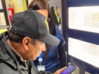 Tótem de carga para celulares instalado por Saesa en el Cesfam Rahue Alto de Osorno para uso de pacientes