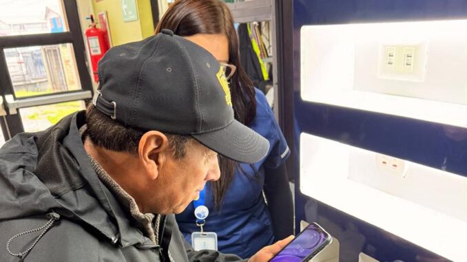 Tótem de carga para celulares instalado por Saesa en el Cesfam Rahue Alto de Osorno para uso de pacientes