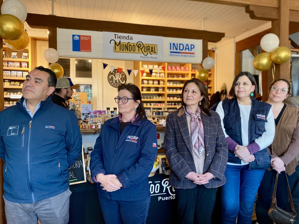 Fachada de la Tienda Mundo Rural de INDAP en Puerto Varas con productos locales a la venta