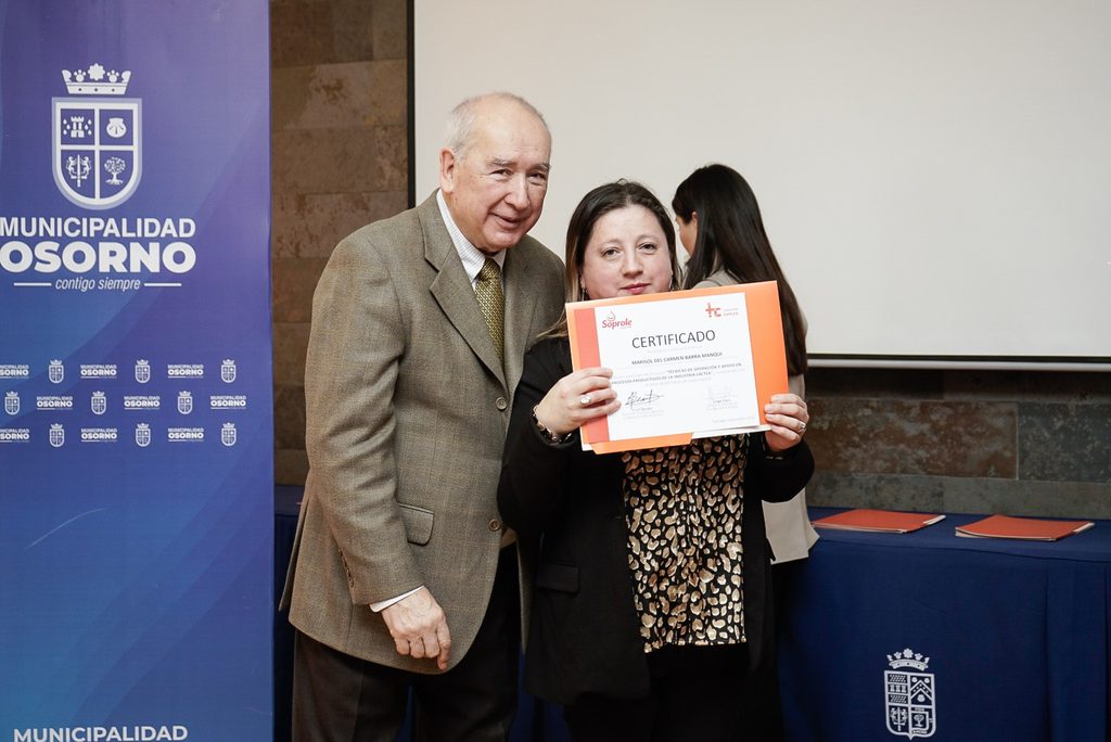 Grupo de mujeres celebrando su graduación de la Academia de Mujeres de Soprole tras capacitarse en procesos lácteos.
