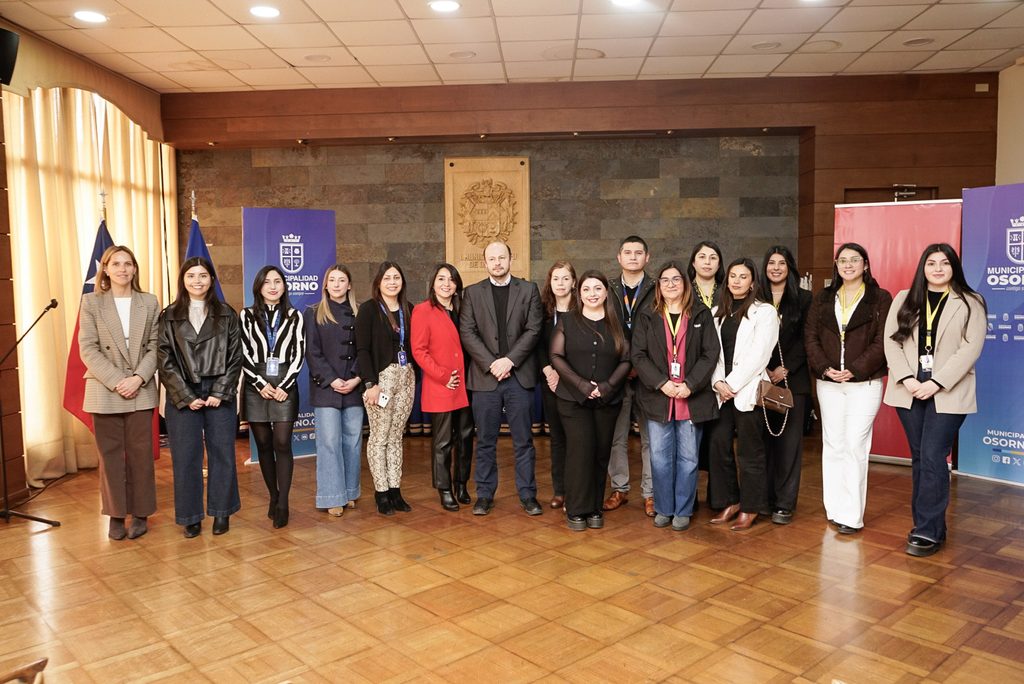 Grupo de mujeres celebrando su graduación de la Academia de Mujeres de Soprole tras capacitarse en procesos lácteos.