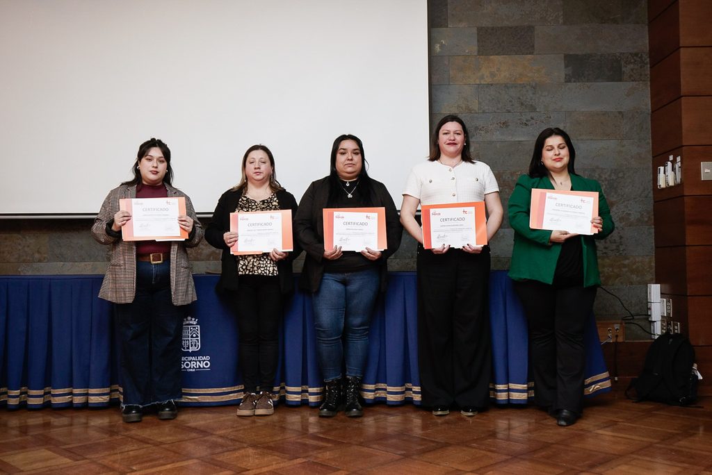Grupo de mujeres celebrando su graduación de la Academia de Mujeres de Soprole tras capacitarse en procesos lácteos.
