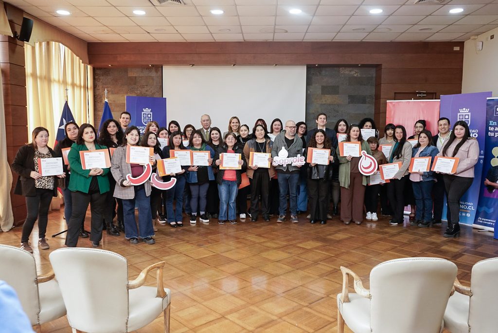 Grupo de mujeres celebrando su graduación de la Academia de Mujeres de Soprole tras capacitarse en procesos lácteos.