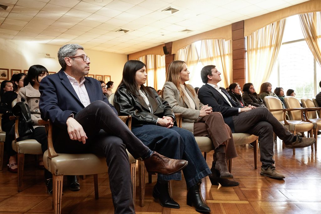 Grupo de mujeres celebrando su graduación de la Academia de Mujeres de Soprole tras capacitarse en procesos lácteos.