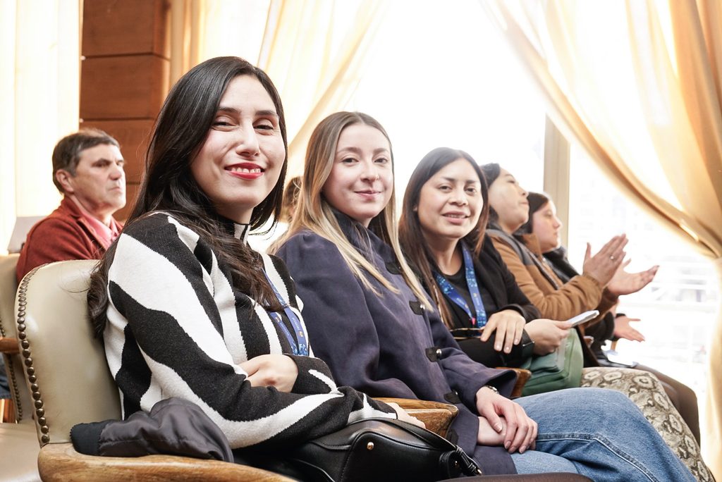Grupo de mujeres celebrando su graduación de la Academia de Mujeres de Soprole tras capacitarse en procesos lácteos.