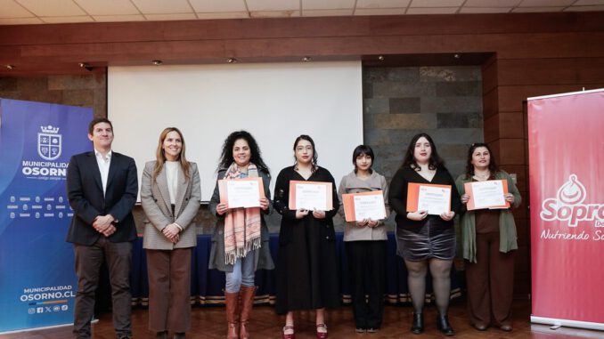 Grupo de mujeres celebrando su graduación de la Academia de Mujeres de Soprole tras capacitarse en procesos lácteos.