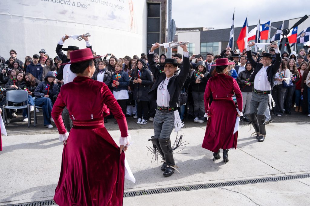 Estudiantes y académicos de la Universidad San Sebastián celebrando las Fiestas Patrias con juegos típicos y música folclórica