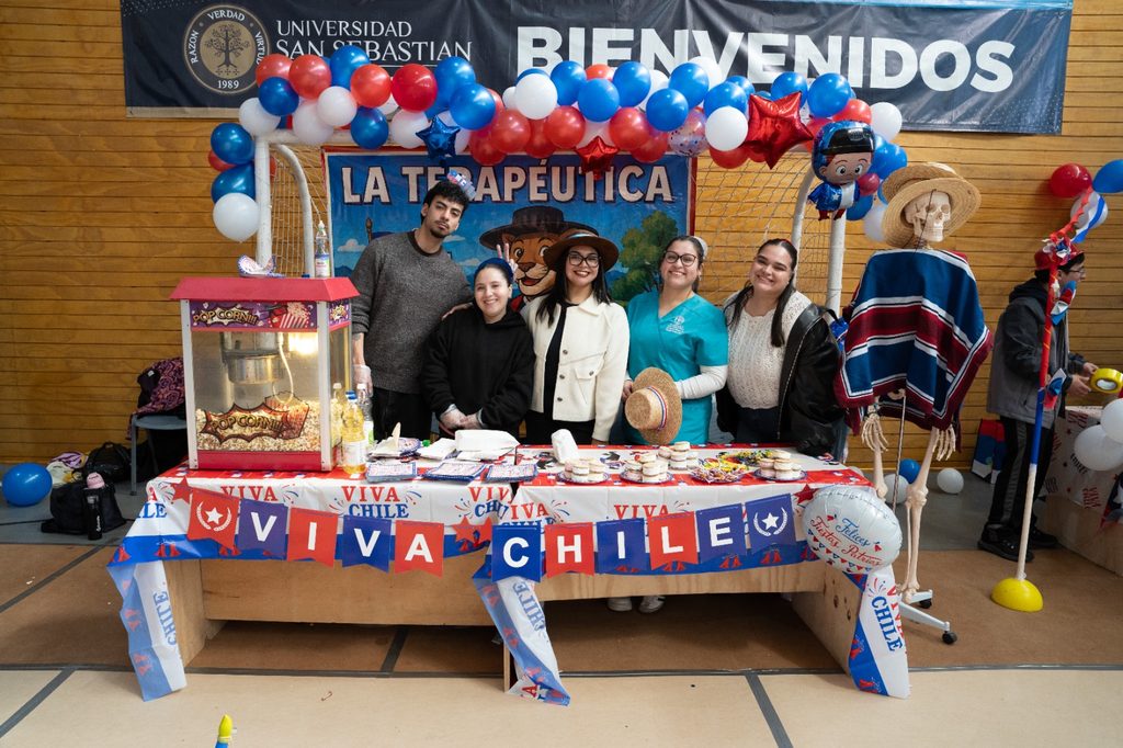 Estudiantes y académicos de la Universidad San Sebastián celebrando las Fiestas Patrias con juegos típicos y música folclórica