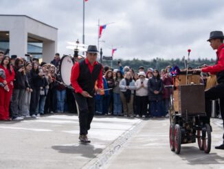 Estudiantes y académicos de la Universidad San Sebastián celebrando las Fiestas Patrias con juegos típicos y música folclórica