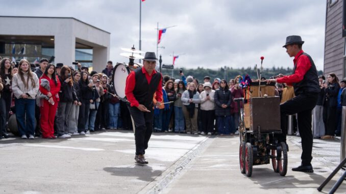 Estudiantes y académicos de la Universidad San Sebastián celebrando las Fiestas Patrias con juegos típicos y música folclórica