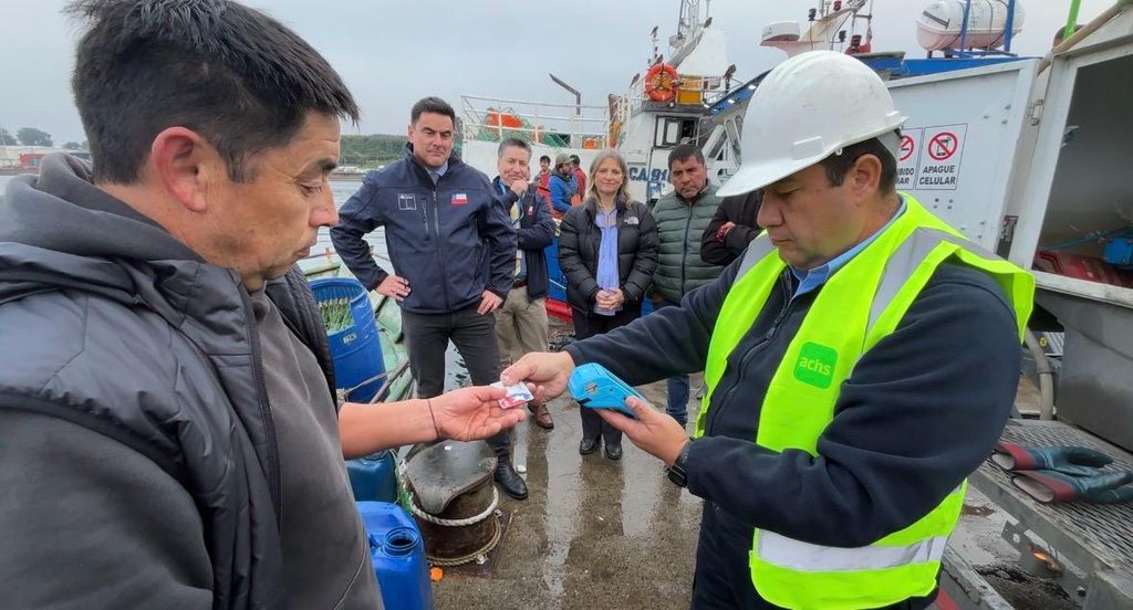 Pescadores artesanales en la Región de Los Lagos recibiendo apoyo para combustible mediante el Cupón Pesca Artesanal