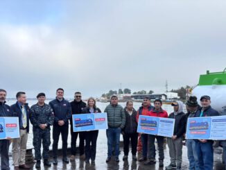 Pescadores artesanales en la Región de Los Lagos recibiendo apoyo para combustible mediante el Cupón Pesca Artesanal