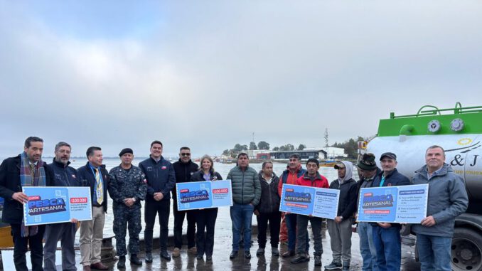 Pescadores artesanales en la Región de Los Lagos recibiendo apoyo para combustible mediante el Cupón Pesca Artesanal