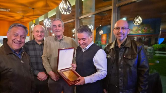 Johnny Flores recibiendo reconocimiento de ARCHI Los Lagos por su aporte cultural en Osorno