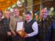 Johnny Flores recibiendo reconocimiento de ARCHI Los Lagos por su aporte cultural en Osorno