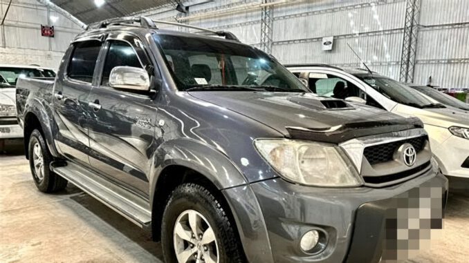 Camioneta Toyota Hilux estacionada representando la alta demanda de autos usados en regiones de Chile.