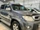 Camioneta Toyota Hilux estacionada representando la alta demanda de autos usados en regiones de Chile.
