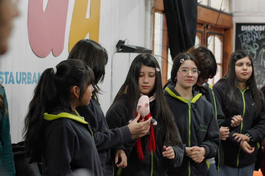 Estudiantes de zonas rurales visitando la Galería Activa de BAJ Los Lagos para participar en talleres de arte contemporáneo
