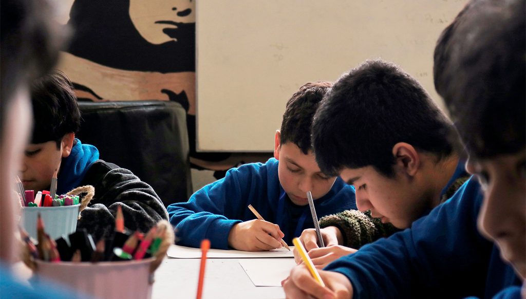 Estudiantes de zonas rurales visitando la Galería Activa de BAJ Los Lagos para participar en talleres de arte contemporáneo