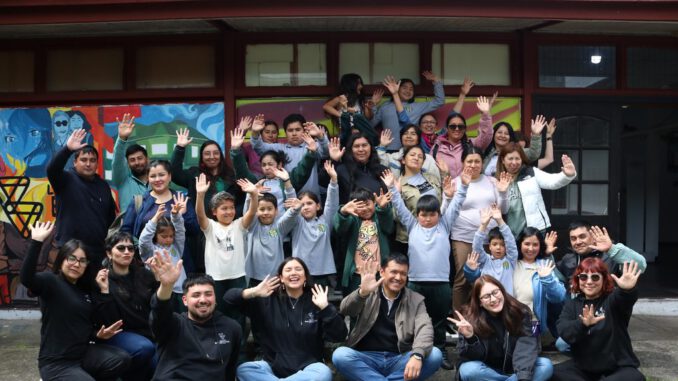Estudiantes de zonas rurales visitando la Galería Activa de BAJ Los Lagos para participar en talleres de arte contemporáneo