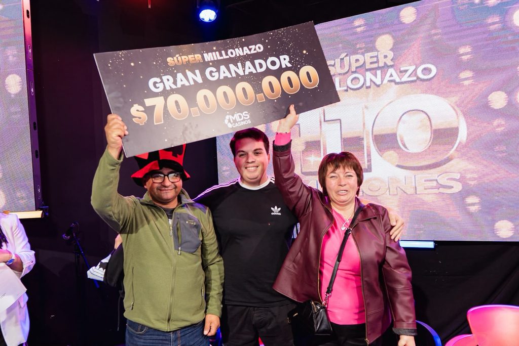 Ganador feliz recibiendo el premio mayor de 70 millones en el sorteo de Casinos MDS Osorno