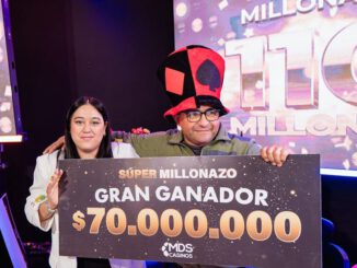 Ganador feliz recibiendo el premio mayor de 70 millones en el sorteo de Casinos MDS Osorno
