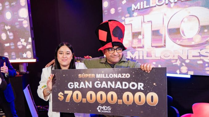 Ganador feliz recibiendo el premio mayor de 70 millones en el sorteo de Casinos MDS Osorno