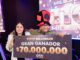 Ganador feliz recibiendo el premio mayor de 70 millones en el sorteo de Casinos MDS Osorno