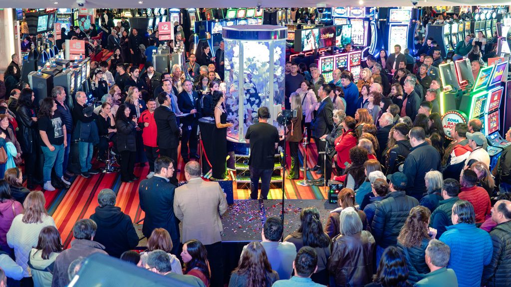 Ganador feliz recibiendo el premio mayor de 70 millones en el sorteo de Casinos MDS Osorno