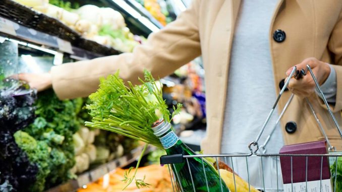 Consumidores chilenos revisando presupuestos y recortando gastos para enfrentar el año 2027