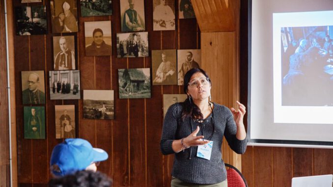 Iglesias patrimoniales de madera en Chiloé bajo un cielo nublado, sede del Seminario Internacional SICPAM.