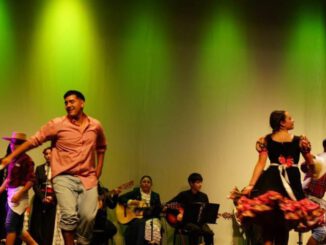 Bailarines del Conjunto Folclórico de la Universidad de Los Lagos en el escenario