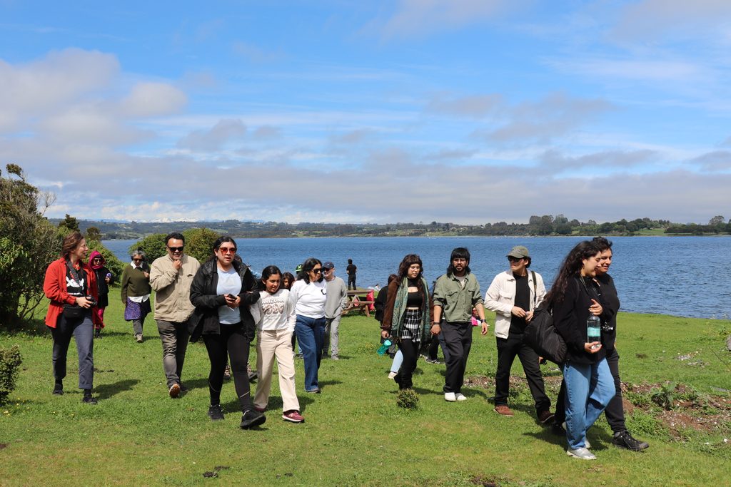 Familias disfrutando de un concierto al aire libre en un bosque de arrayanes durante el festival Chercán