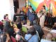 Familias disfrutando de un concierto al aire libre en un bosque de arrayanes durante el festival Chercán