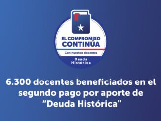 Profesores de la Región de Los Lagos recibiendo el pago de la deuda histórica docente