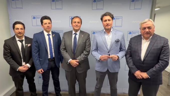 Reunión entre autoridades de Puerto Montt y el ministro del Deporte para impulsar infraestructura
