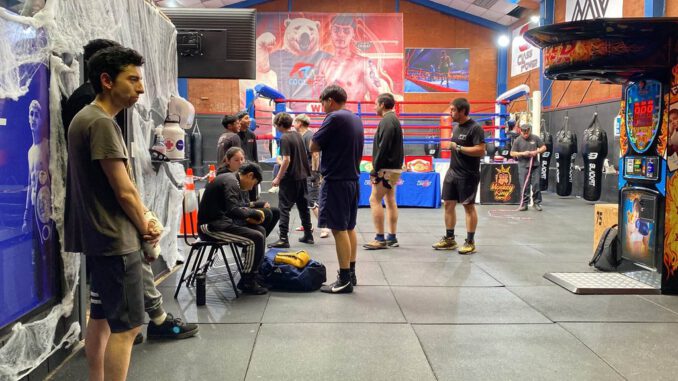 Velada de boxeo temática de Halloween organizada por Deportivo Cruzat en Puerto Montt