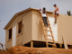 Edificios residenciales y gráfico del IPC mostrando el incremento en el costo de la vivienda y servicios básicos.